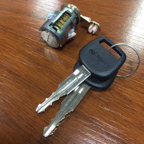 CILINDRO PUERTA IZQ TOYOTA COROLLA 90